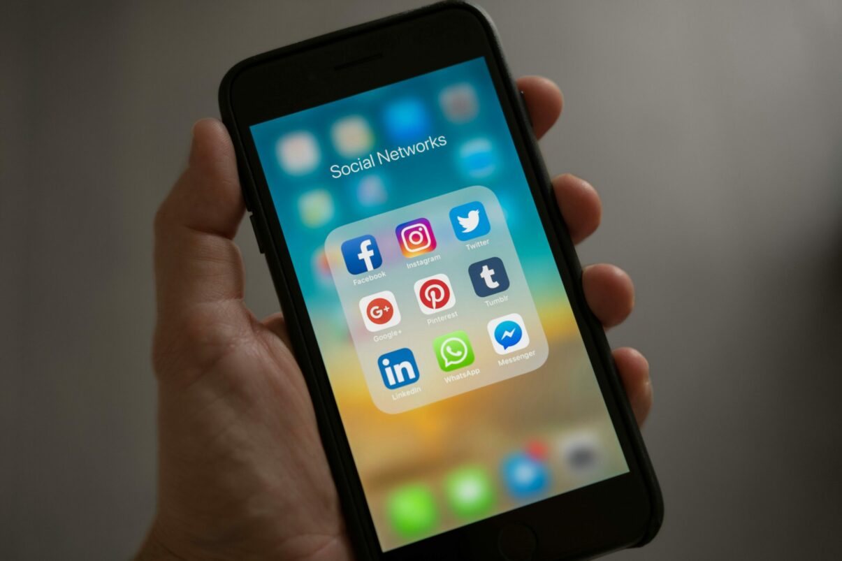 depententi dar impotriva interdictiei adolescentii din marea britanie prinsi intre riscurile retelelor sociale si libertatea online