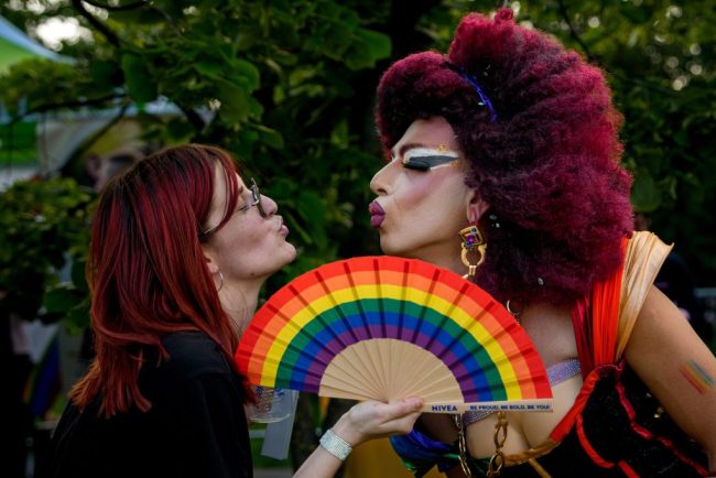 este oficial in Grecia cuplurile de acelasi sex pot adopta copii curtea suprema traditiile religioase nu sunt afectate