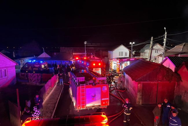 fotografii incendiu devastator in judetul cluj mai multe locuinte in flacari in prezent la turda sase persoane evaluate doua victime internate in spital