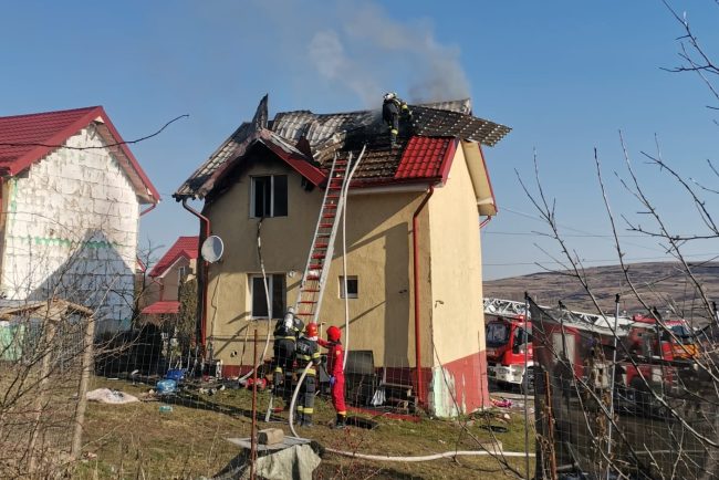 incendiu de proportii in cluj acoperisul unei case a fost afectat pe o suprafata de 80 de metri patrati trei autospeciale au intervenit pentru a stinge flacarile