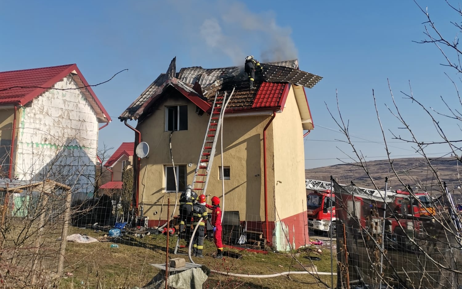 incendiu de proportii in cluj acoperisul unei case a fost afectat pe o suprafata de 80 de metri patrati trei autospeciale au intervenit pentru a stinge flacarile