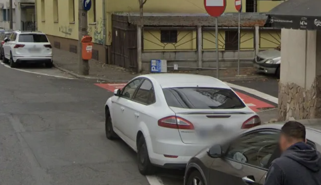 intersectie periculoasa in cluj napoca vizibilitate reduca si automobile care circula pe trotuar