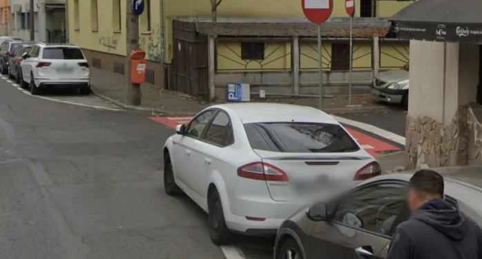 intersectie periculoasa in cluj napoca vizibilitate reduca si automobile care circula pe trotuar