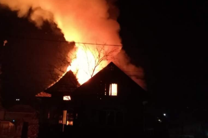noapte de groaza pentru o familie din cluj casa le a fost distrusa de un incendiu izbucnit din cauza hornului in mijlocul noptii