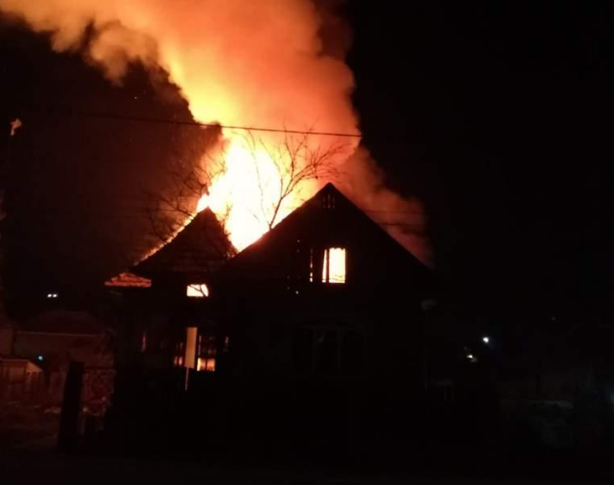 noapte de groaza pentru o familie din cluj casa le a fost distrusa de un incendiu izbucnit din cauza hornului in mijlocul noptii