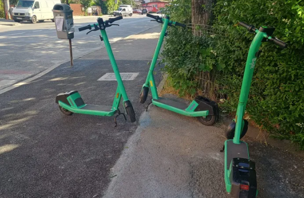 pericol in centrul clujului pietonii trebuie sa ocoleasca trotuarul din cauza trotinetelor lasate abandonate sunt abandonate in mod necorespunzator