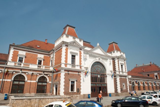 probleme serioase de siguranta la gara din cluj napoca masini parcate ilegal pe doua benzi iar pietonii sunt in pericol va rog sa interveniti