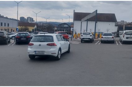 scena surprinzatoare intr o parcare din cluj napoca a parcat masina in mijlocul parcarii motorina e prea scumpa ca sa caute loc