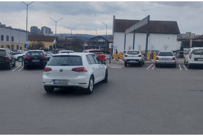 scena surprinzatoare intr o parcare din cluj napoca a parcat masina in mijlocul parcarii motorina e prea scumpa ca sa caute loc