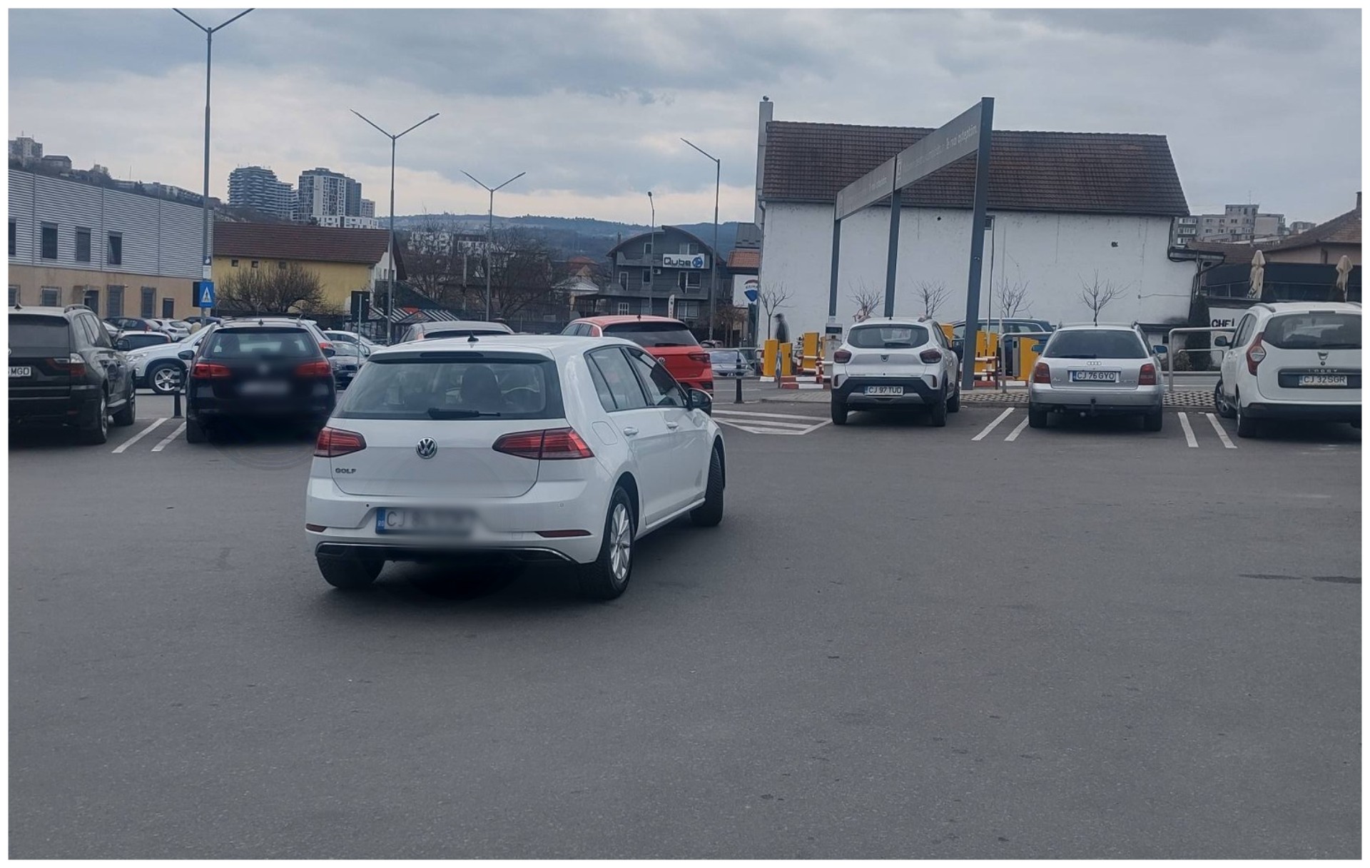 scena surprinzatoare intr o parcare din cluj napoca a parcat masina in mijlocul parcarii motorina e prea scumpa ca sa caute loc