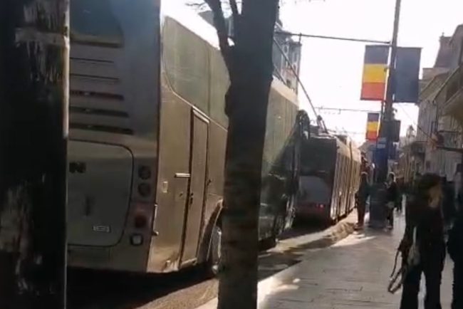 traficul din cluj napoca blocat dupa un accident grav pe calea motilor o tanara de 30 de ani a fost acrosata video