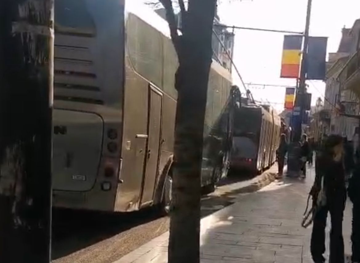 traficul din cluj napoca blocat dupa un accident grav pe calea motilor o tanara de 30 de ani a fost acrosata video