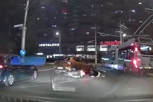video accident in clujnapoca un livrator a impactat o masina din nou schimbarea benzii in sensul giratoriu s a dovedit a fi prea complicata