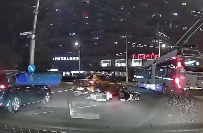 video accident in clujnapoca un livrator a impactat o masina din nou schimbarea benzii in sensul giratoriu s a dovedit a fi prea complicata
