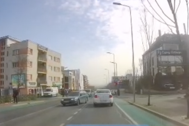 video ignoranta la volan trecerea pe rosu pare sa fi devenit o practica obisnuita in cluj doi soferi au trecut pe semaforul rosu la aceeasi trecere de pietoni
