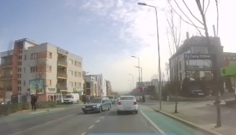 video ignoranta la volan trecerea pe rosu pare sa fi devenit o practica obisnuita in cluj doi soferi au trecut pe semaforul rosu la aceeasi trecere de pietoni