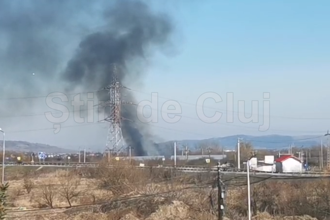 video incendiu de amploare in apahida cluj fumul este vizibil de la mari distante un echipaj de pompieri se deplaseaza acum spre locul incidentului