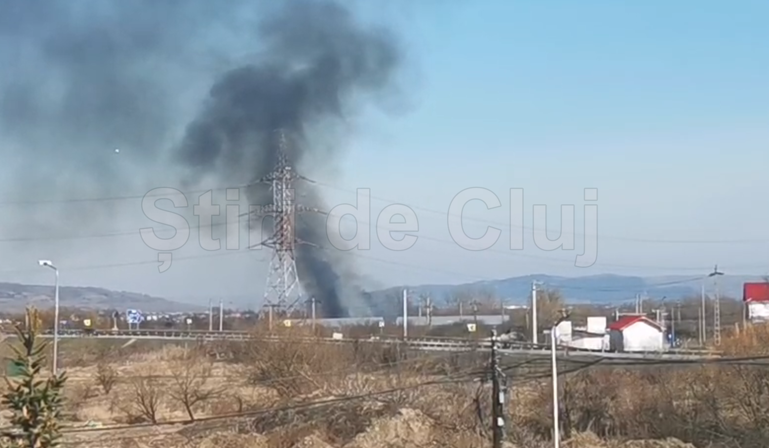 video incendiu de amploare in apahida cluj fumul este vizibil de la mari distante un echipaj de pompieri se deplaseaza acum spre locul incidentului