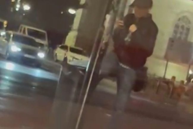 video intrecere ca in filme cu un tomberon un barbat s a confruntat cu un cos de gunoi in centrul clujului nu ne mai facem bine ce i o fi facut