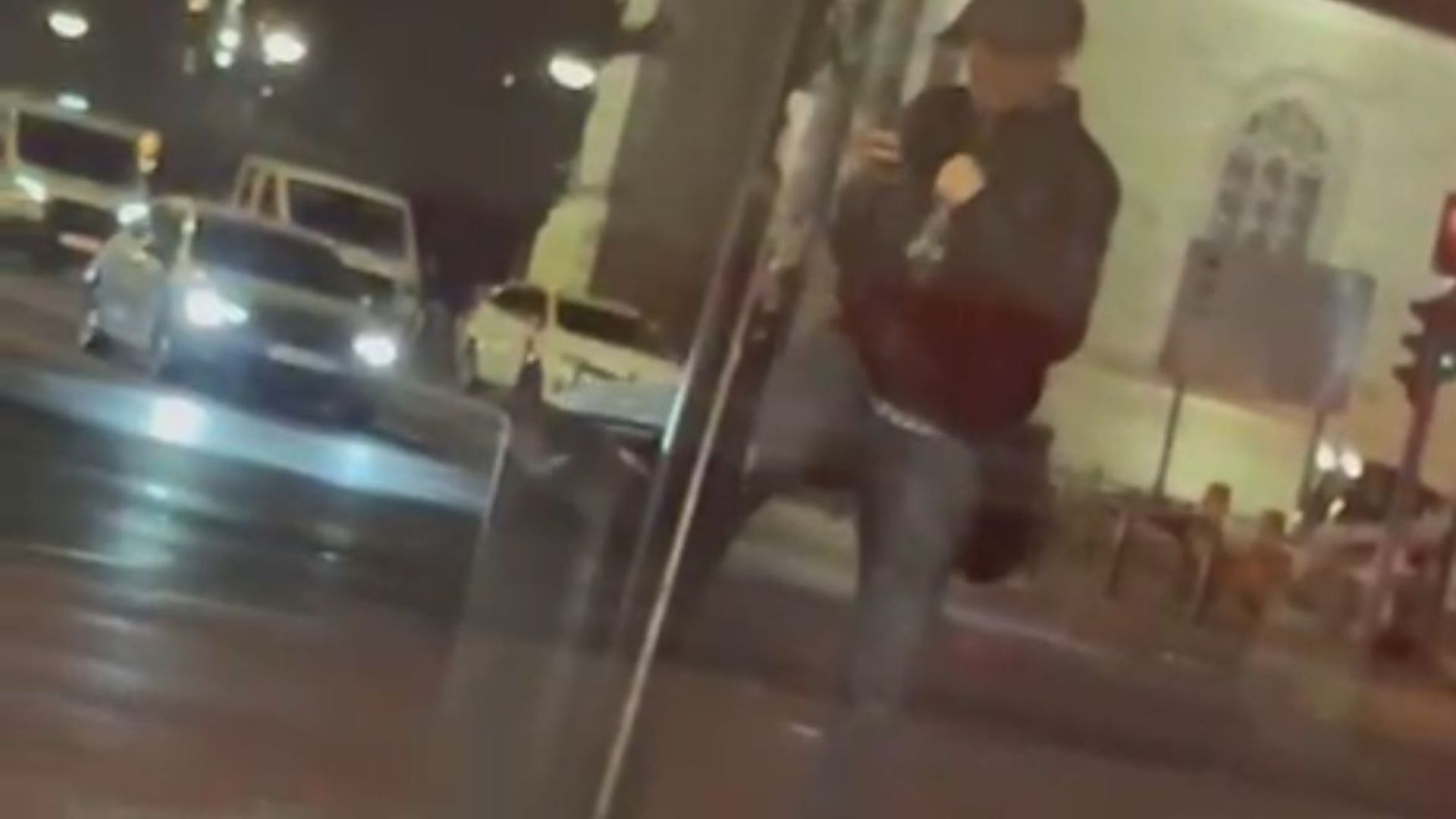 video intrecere ca in filme cu un tomberon un barbat s a confruntat cu un cos de gunoi in centrul clujului nu ne mai facem bine ce i o fi facut
