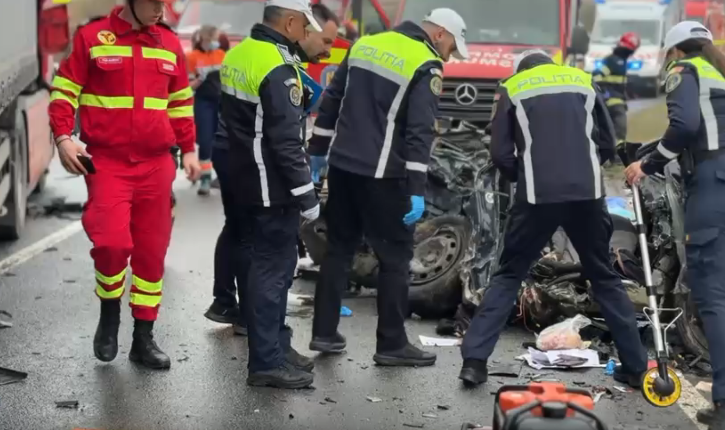 video traficul pe e81 a fost reluat in ambele sensuri dupa accidentul grav de la sampaul cluj soldat cu decesul a 5 persoane inclusiv doi adolescenti