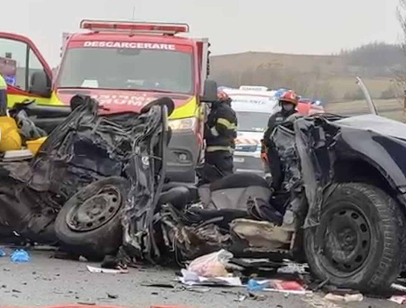 video tragedie cumplita in cluj cinci persone au decedat in urma unui accident devastator din aceasta dimineata masina in care se aflau a fost complet distrusa