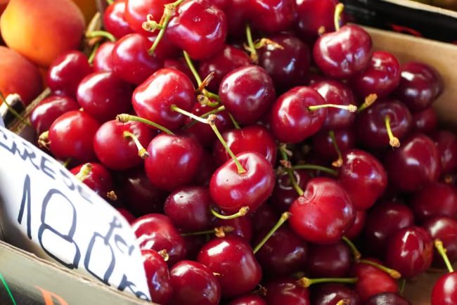 A venit vremea ratelor ciresele sunt aici si costa 180 de lei kilogramul