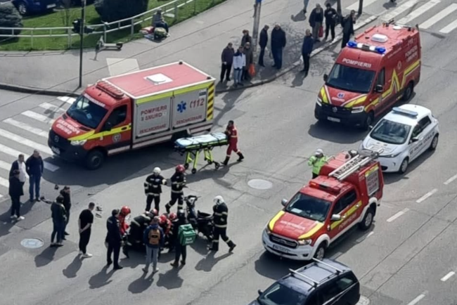 Accident grav in Cluj Napoca Un motociclist a fost dus la spital dupa ce a fost lovit de o masina Interventie de urgenta a autoritatilor