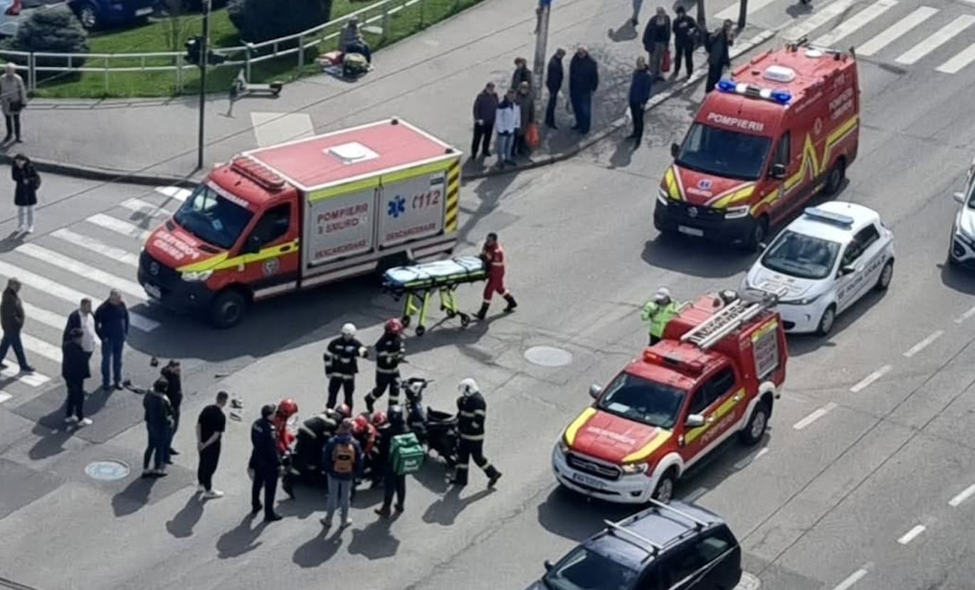 Accident grav in Cluj Napoca Un motociclist a fost dus la spital dupa ce a fost lovit de o masina Interventie de urgenta a autoritatilor