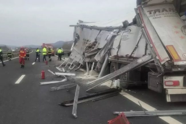 Accident intre doua TIR uri in Cluj Un sofer de 60 de ani a fost transportat de urgenta la spital dupa ce ambele vehicule au fost grav avariate