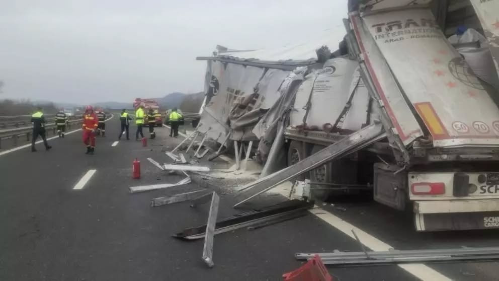 Accident intre doua TIR uri in Cluj Un sofer de 60 de ani a fost transportat de urgenta la spital dupa ce ambele vehicule au fost grav avariate