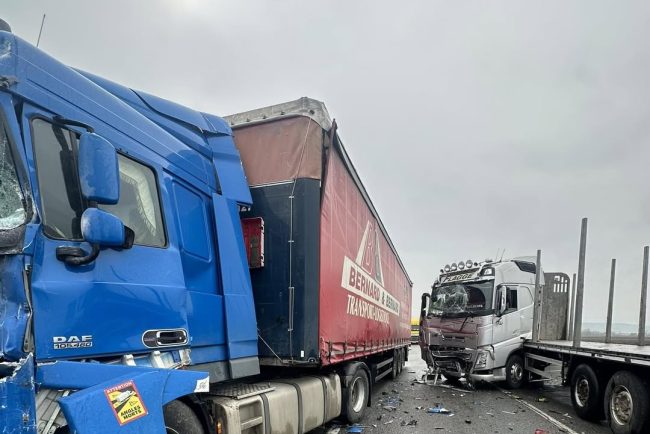 Accident intre doua TIR uri la intrarea in Cluj in Sannicoara Un sofer de 60 de ani a fost dus de urgenta la SMURD dupa ce ambele camioane au fost distruse