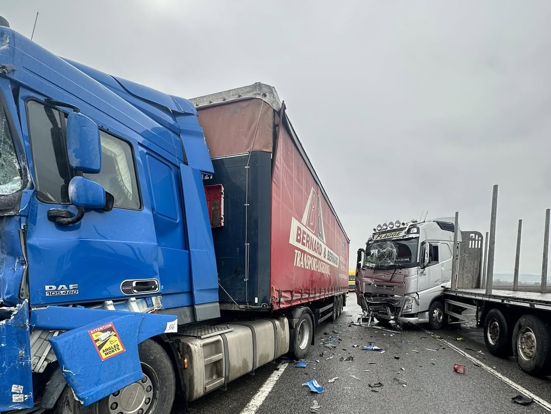 Accident intre doua TIR uri la intrarea in Cluj in Sannicoara Un sofer de 60 de ani a fost dus de urgenta la SMURD dupa ce ambele camioane au fost distruse