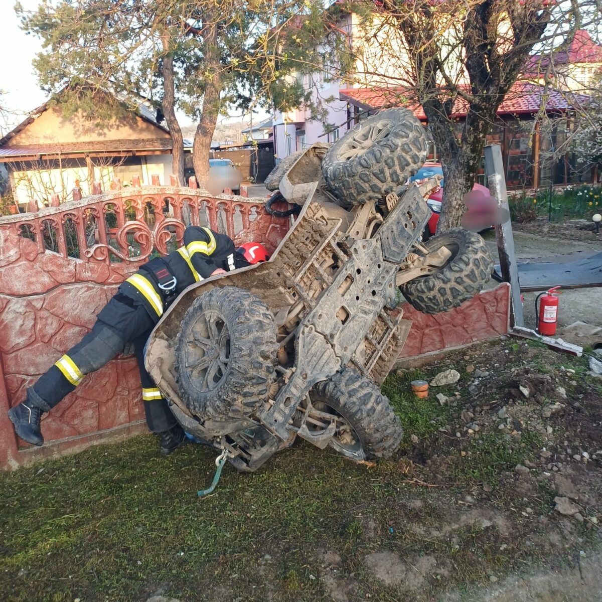 Accident nefericit in a doilea zi de Paste un ATV s a rasturnat si a cadut pe un gard