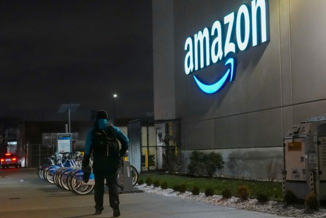 Amazon incheie un acord cu Serviciul Postal din SUA pentru livrarea a un miliard de pachete pe an
