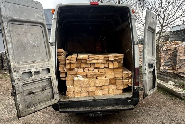 Cadou de Paste de la politisitii clujeni Un barbat prins cu lemne dar fara acte A ramas fara cherestea si cu o amenda