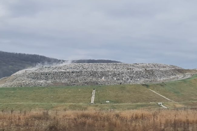 Clujenii contesta autoritatile privind mirosul insuportabil din Cluj Napoca Se ard gunoaiele Nu este cauzat de ingrasamant FOTO