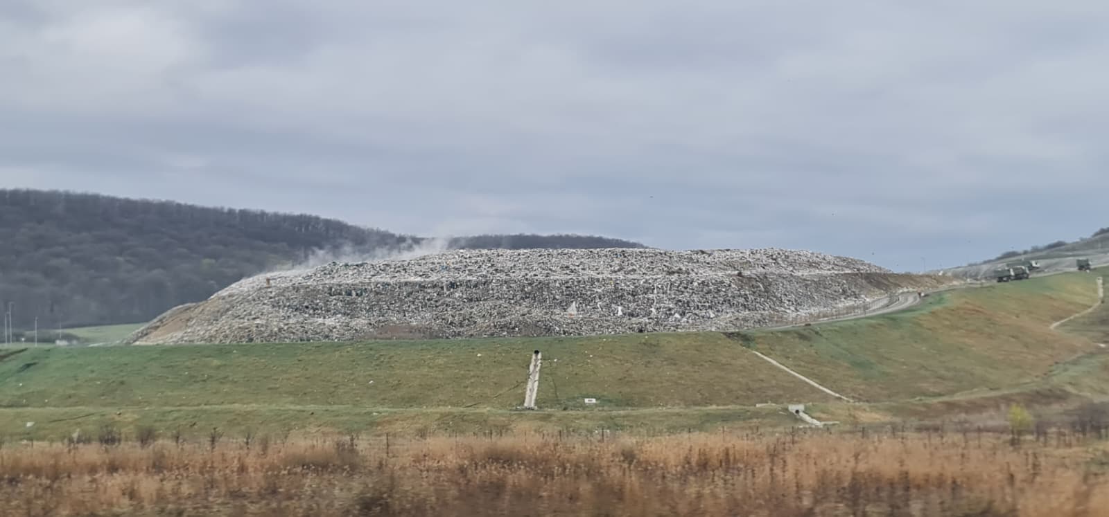 Clujenii contesta autoritatile privind mirosul insuportabil din Cluj Napoca Se ard gunoaiele Nu este cauzat de ingrasamant FOTO