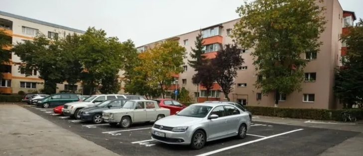 Conflict intre vecini pe o strada din Cluj Napoca Imi adulmeca masina pentru ca o parchez pe strada