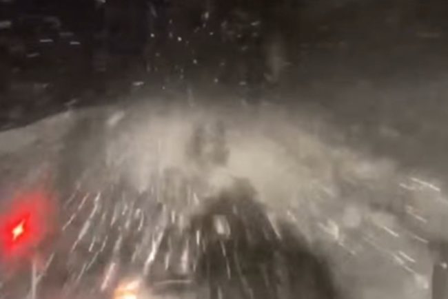 DN7A acoperit de zapada utilajele actioneaza pe drumurile montane din judetul Valcea