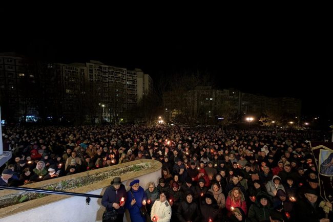 Hristos a inviat Mii de clujeni au participat noaptea trecuta la slujba de Inviere Imagini impresionante de la Catedrala din Manastur