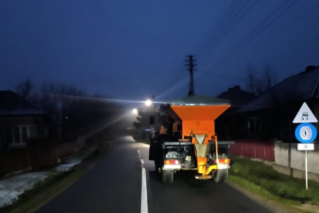 Iarna in aprilie in judetul Cluj Utilajele de deszapezire au actionat pe drumurile montane dupa ninsori si polei nocturne