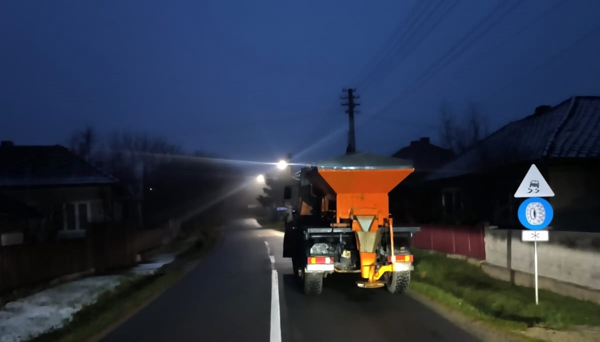 Iarna in aprilie in judetul Cluj Utilajele de deszapezire au actionat pe drumurile montane dupa ninsori si polei nocturne