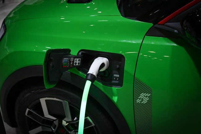 Interesul pentru vehiculele electrice creste in Europa din cauza cresterii preturilor la combustibili cauzate de razboiul din Iran