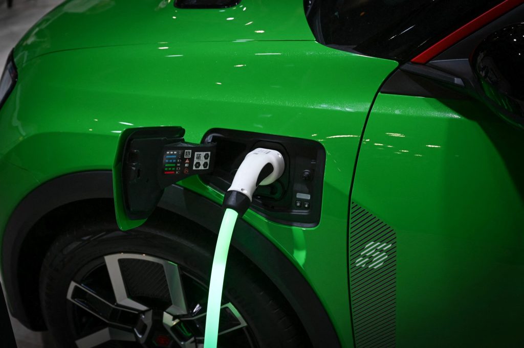 Interesul pentru vehiculele electrice creste in Europa din cauza cresterii preturilor la combustibili cauzate de razboiul din Iran