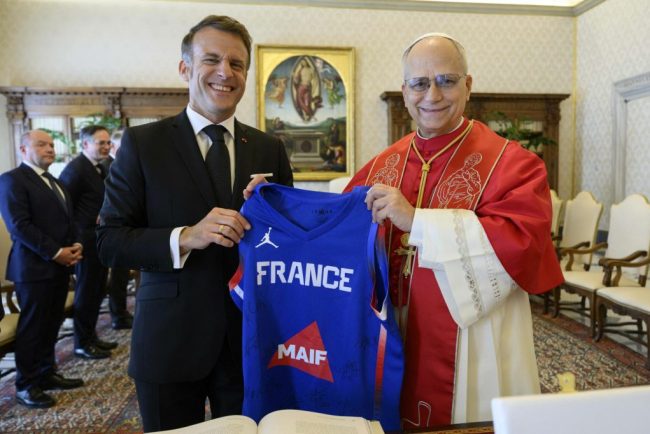 Macron si Papa Leon al XIV lea s au vazut pentru prima data iar liderul francez i a oferit un tricou de baschet