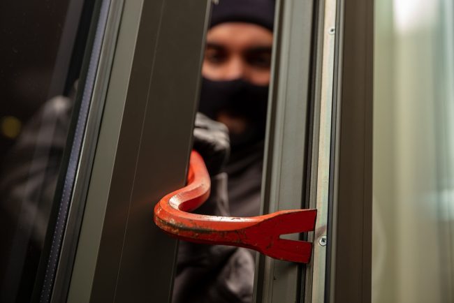 Marele jaf din Cluj Tanarul de 23 de ani a intrat noaptea in casa vecinei a furat banii din portmoneu si vinul din garaj Ce pedeapsa a primit