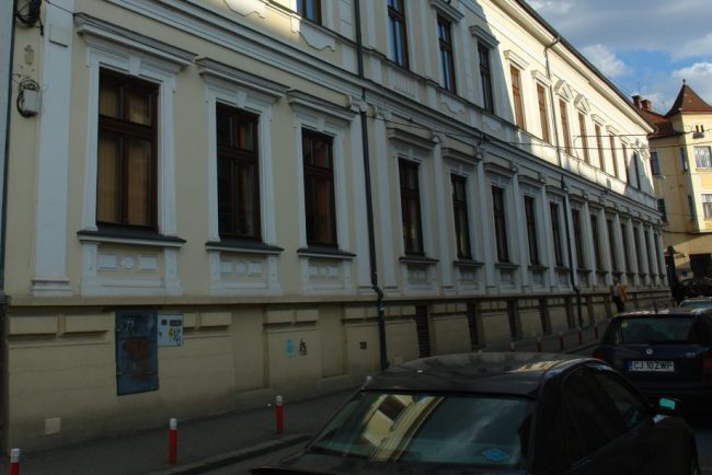 O mama cu carucior aproape lovita de o masina pe o strada din Cluj Napoca Noroc ca s a oprit la timp