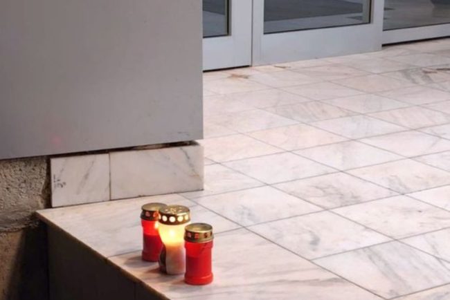Oamenii vin sa aprinda candele pentru Mircea Lucescu in fata Spitalului Universitar de Urgenta din Bucuresti