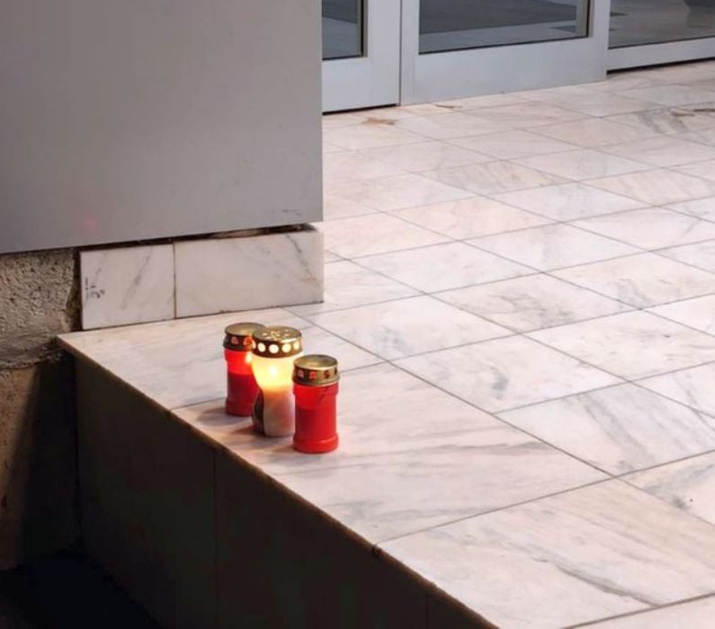 Oamenii vin sa aprinda candele pentru Mircea Lucescu in fata Spitalului Universitar de Urgenta din Bucuresti